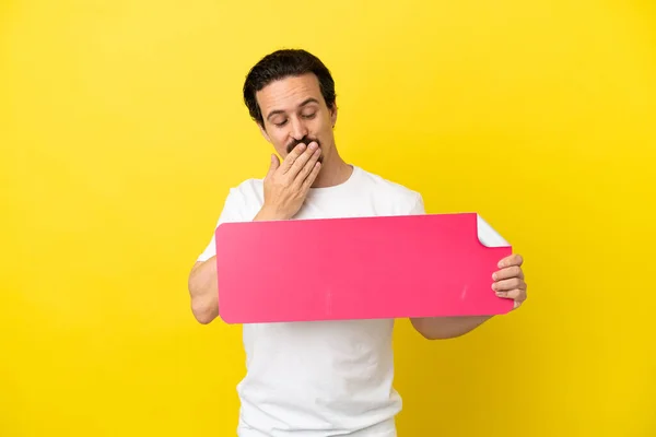 Joven Hombre Caucásico Aislado Sobre Fondo Amarillo Sosteniendo Cartel Vacío — Foto de Stock