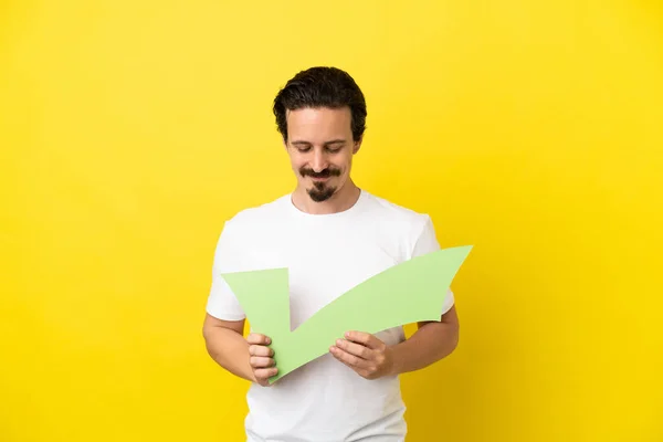 Jonge Blanke Man Geïsoleerd Gele Achtergrond Met Een Controle Pictogram — Stockfoto