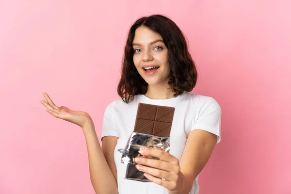 Teenager Ukrajinská Dívka Izolované Růžovém Pozadí Čokoládovou Tabletu Překvapený — Stock fotografie