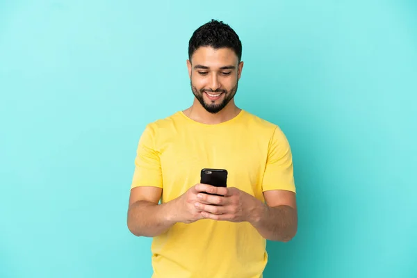 Hombre Árabe Joven Aislado Sobre Fondo Azul Enviando Mensaje Con — Foto de Stock
