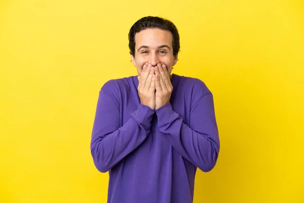 Joven Hombre Caucásico Aislado Sobre Fondo Amarillo Feliz Sonriente Cubriendo —  Fotos de Stock