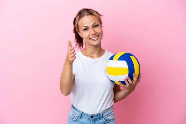 Молодая Россиянка Играющая Волейбол Розовом Фоне Пожимает Друг Другу Руки — стоковое фото