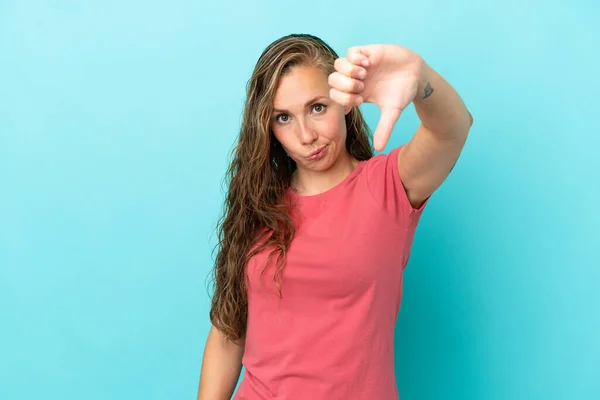 Jonge Blanke Vrouw Geïsoleerd Blauwe Achtergrond Tonen Duim Naar Beneden — Stockfoto