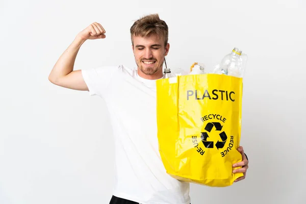 Mladý Blondýnka Muž Drží Recyklační Sáček Plný Papíru Recyklovat Izolované — Stock fotografie