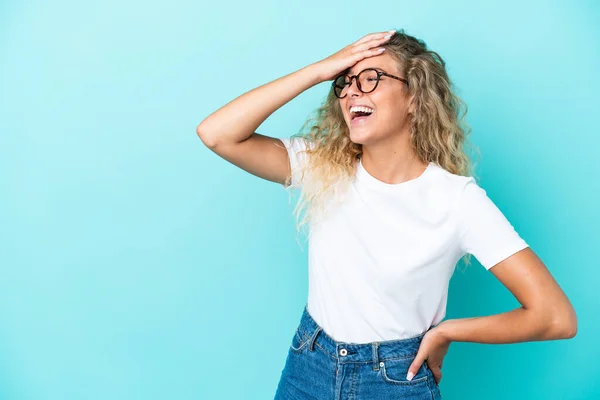 Menina Com Cabelo Encaracolado Isolado Fundo Azul Sorrindo Muito — Fotografia de Stock