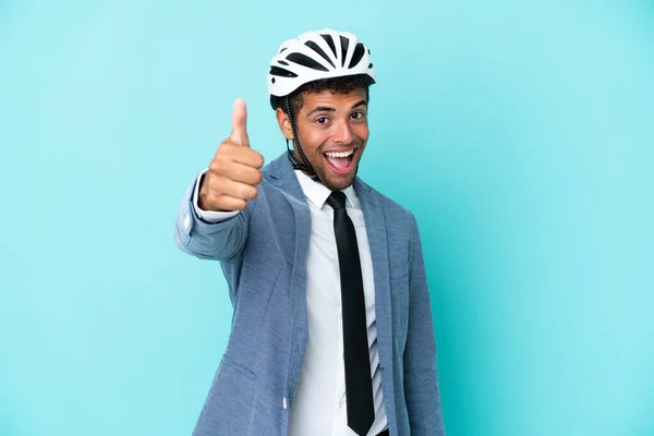 Junger Geschäftsmann Mit Fahrradhelm Auf Blauem Hintergrund Mit Erhobenem Daumen — Stockfoto