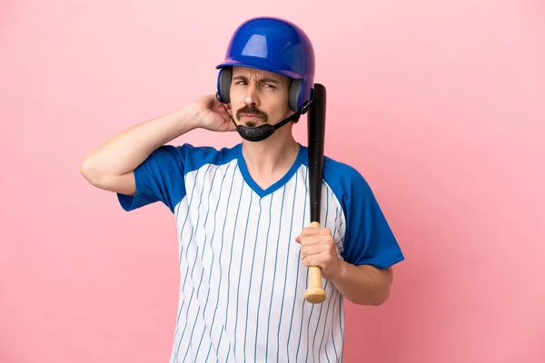 코카서스 남자가 야구를 의심하는 배경에서 고립되어 — 스톡 사진