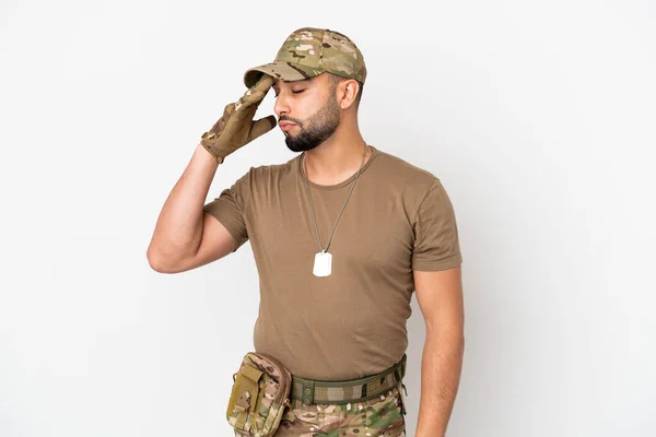 Ung Arabisk Soldat Man Isolerad Vit Bakgrund Med Huvudvärk — Stockfoto