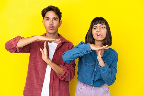 Junge Gemischte Rasse Paar Isoliert Auf Gelbem Hintergrund Macht Stop — Stockfoto