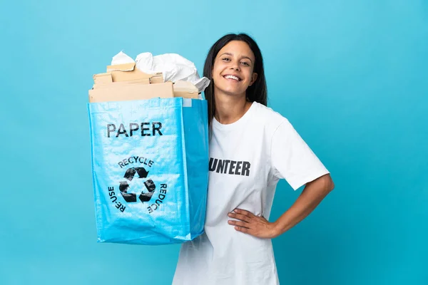 Молода Жінка Тримає Мішок Переробки Повний Паперу Позує Руками Стегні — стокове фото