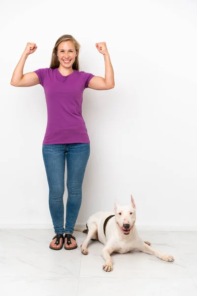 Junge Engländerin Feiert Mit Ihrem Hund Auf Weißem Hintergrund Einen — Stockfoto