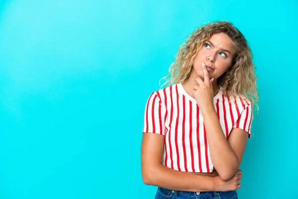 Menina Com Cabelo Encaracolado Isolado Fundo Azul Ter Dúvidas Olhar — Fotografia de Stock