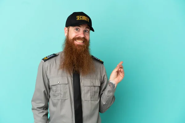Redhead Bezpečnostní Muž Izolovaný Bílém Pozadí Ukazující Prstem Stranu — Stock fotografie