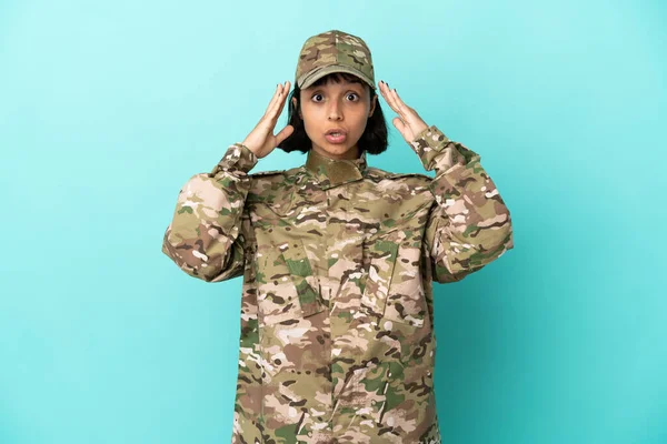 Militar Mujer Raza Mixta Aislada Sobre Fondo Azul Con Expresión — Foto de Stock