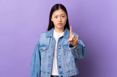 Soyutlanmış mor bir geçmişi olan genç Çinli bir kız ciddi bir ifadeyle sayıyor.