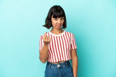 Mavi arka planda soyutlanmış genç melez bir kadın para hareketi yapıyor.