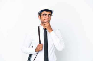 Miğferli ve elinde planları olan Brezilyalı mimar şüpheleri ve düşünceleri var.