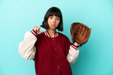Beyzbol eldivenli genç melez kadın mavi arka planda soyutlanmış gururlu ve kendini beğenmiş.