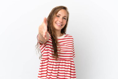 Beyaz arka planda izole edilmiş genç beyaz kadın iyi bir anlaşma için el sıkışıyor.