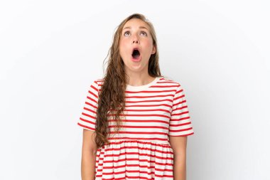 Beyaz arka planda izole edilmiş genç beyaz kadın yukarı bakıyor ve şaşırmış bir ifadeyle
