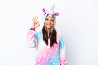 Beyaz arka planda izole edilmiş tek boynuzlu at pijaması giyen genç Rus kadın parmaklarıyla işaret veriyor.