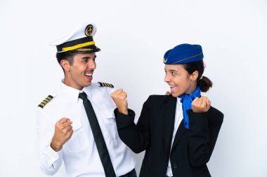 Uçak pilotu ve karışık yarış hostesi beyaz arka planda izole edilmiş bir şekilde galibiyeti kutluyorlar.