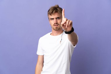 Mor arka planda izole edilmiş yakışıklı sarışın adam ciddi bir ifadeye sahip birini sayıyor.