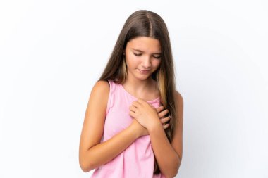 Beyaz arka planda izole edilmiş küçük beyaz bir kız. Kalbinde ağrı var.