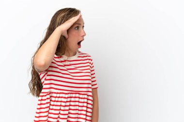 Beyaz arka planda beyaz tenli genç bir kadın. Sürpriz bir ifadeyle yan tarafa bakıyor.