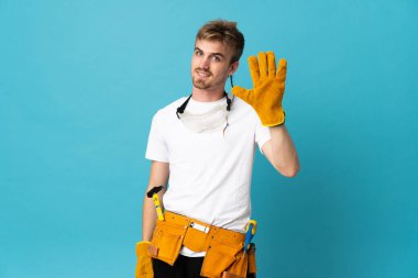 Genç elektrikçi tecrit edilmiş duvarın üzerinden parmaklarıyla beşi sayıyor.