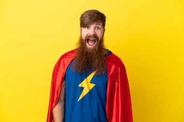 Kızıl saçlı süper kahraman, sarı arka planda izole edilmiş, şaşırmış bir yüz ifadesi var.