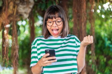 Parktaki genç esmer kadın şaşırdı ve bir mesaj yolladı.