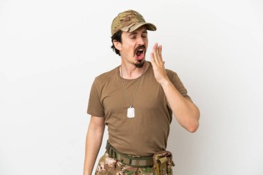 Beyaz arka planda izole edilmiş asker esniyor ve ağzı elle açık kalıyor.