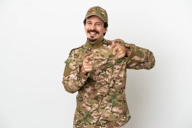 Beyaz arka planda izole edilmiş asker cepheyi gösteriyor ve gülümsüyor.