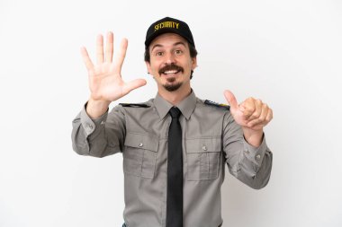 Beyaz arka planda izole edilmiş beyaz tenli genç bir güvenlik görevlisi parmaklarıyla altısını sayıyor.
