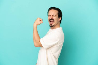 Mavi arka planda izole edilmiş beyaz bir adam zaferi kutluyor.