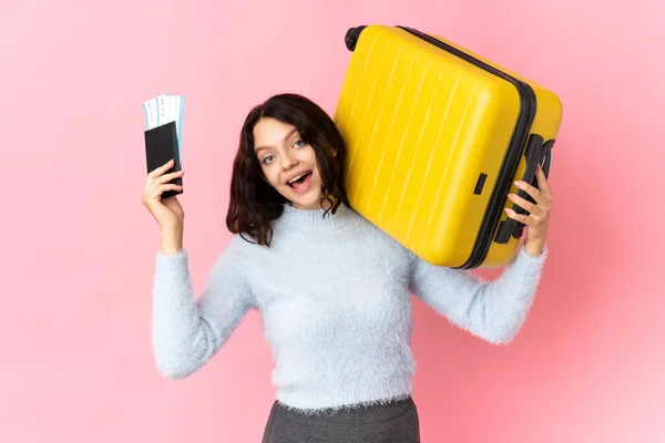 Tiener Oekraïense Meisje Geïsoleerd Roze Achtergrond Vakantie Met Koffer Paspoort — Stockfoto