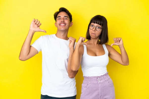 Junges Mischlingspaar Isoliert Auf Gelbem Hintergrund Stolz Und Selbstzufrieden Sich — Stockfoto