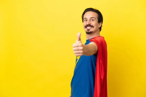 Jovem Caucasiano Isolado Fundo Amarelo Traje Super Herói Com Polegar — Fotografia de Stock