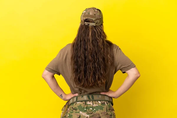 Militar Mujer Caucásica Con Etiqueta Perro Aislado Sobre Fondo Amarillo — Foto de Stock