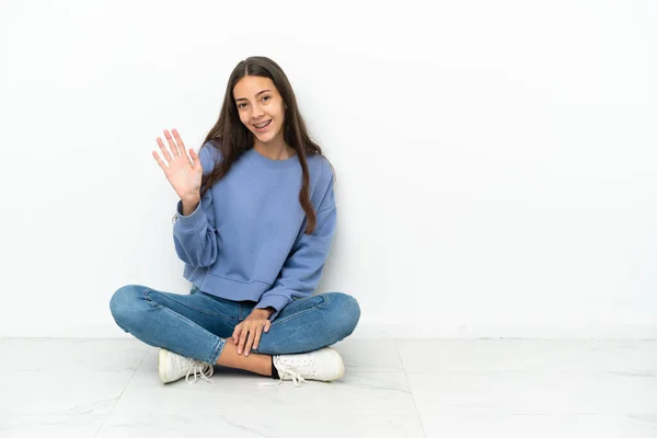 Jovem Francesa Sentada Chão Saudando Com Mão Com Expressão Feliz — Fotografia de Stock