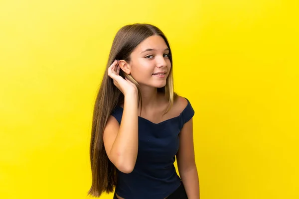 Pequeña Chica Caucásica Aislada Sobre Fondo Amarillo Escuchando Algo Poniendo —  Fotos de Stock