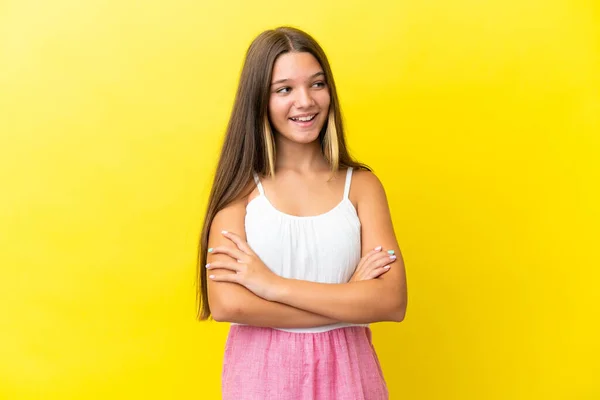 Klein Blank Meisje Geïsoleerd Gele Achtergrond Gelukkig Glimlachend — Stockfoto