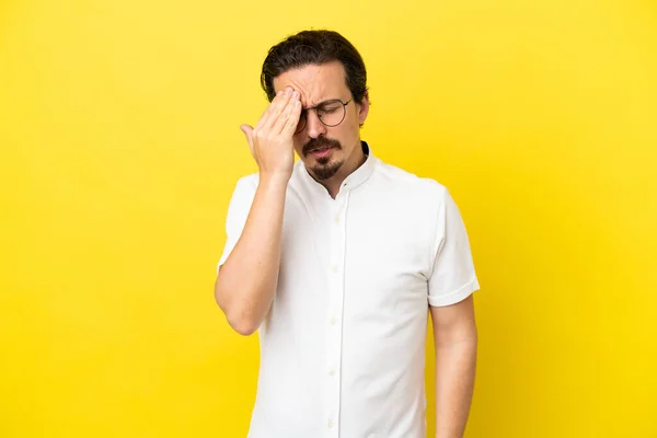 Jonge Blanke Man Geïsoleerd Gele Achtergrond Met Hoofdpijn — Stockfoto