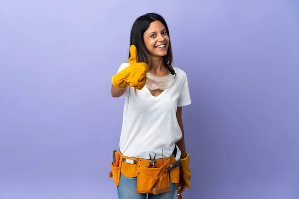 Ung Elektriker Kvinna Isolerad Lila Bakgrund Med Tummen Upp Eftersom — Stockfoto