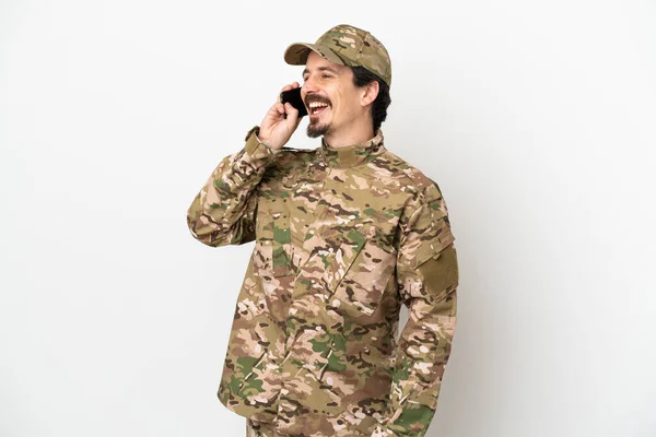 白い背景に隔離された兵士男携帯電話との会話を保ちます — ストック写真