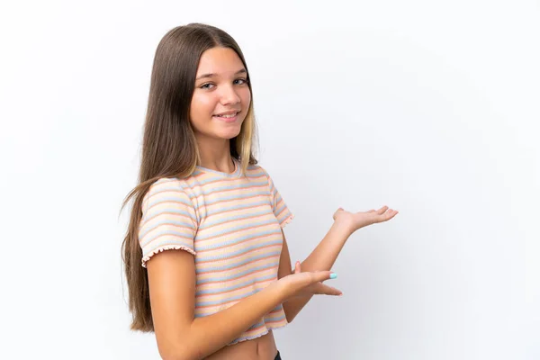 Pequena Menina Caucasiana Isolado Fundo Branco Estendendo Mãos Para Lado — Fotografia de Stock