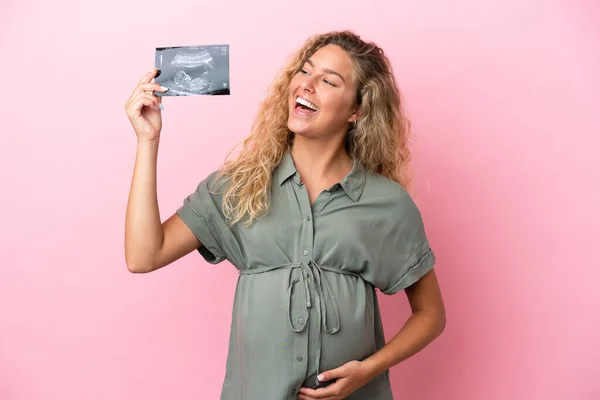 妊娠中や超音波を保持ピンクの背景に隔離された巻き毛の女の子 — ストック写真