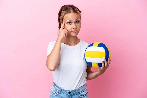 Jovem Mulher Russa Jogando Vôlei Isolado Fundo Rosa Pensando Uma — Fotografia de Stock