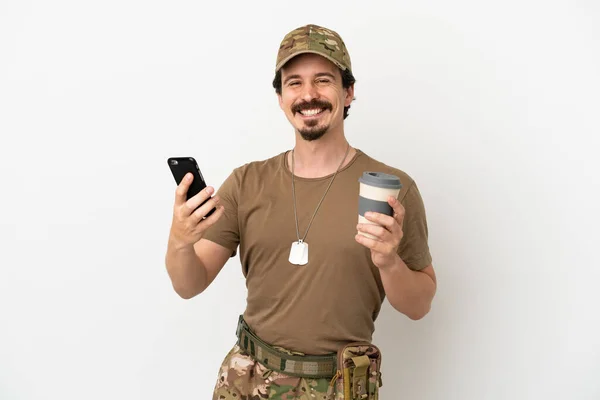 Soldat Man Isolerad Vit Bakgrund Håller Kaffe För Att Bort — Stockfoto